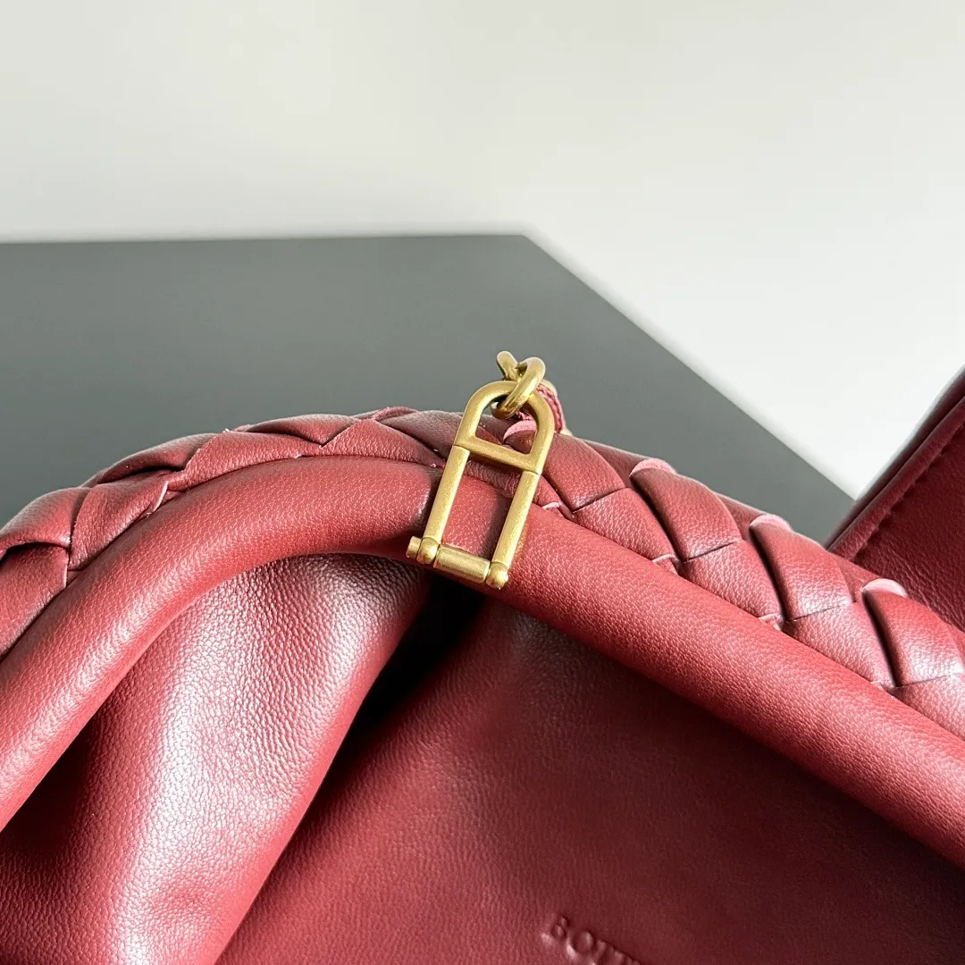 Batch 1880 BOTTEGA VENETA LAUREN 1980 small clutch bag is new! The small size that many people squat on is finally here. The self-adjustable zipper is a highlight of this bag. After being removed, it can be used as a handbag for important occasions. One bag unlocks two carrying methods at the same time. It is practical and has a unique sense of structure and beautiful lines. It is more elegant than a small cloud. It is a tribute to the classics and the pursuit of modernity. Style number: 804038 Size: 27*15*8cm